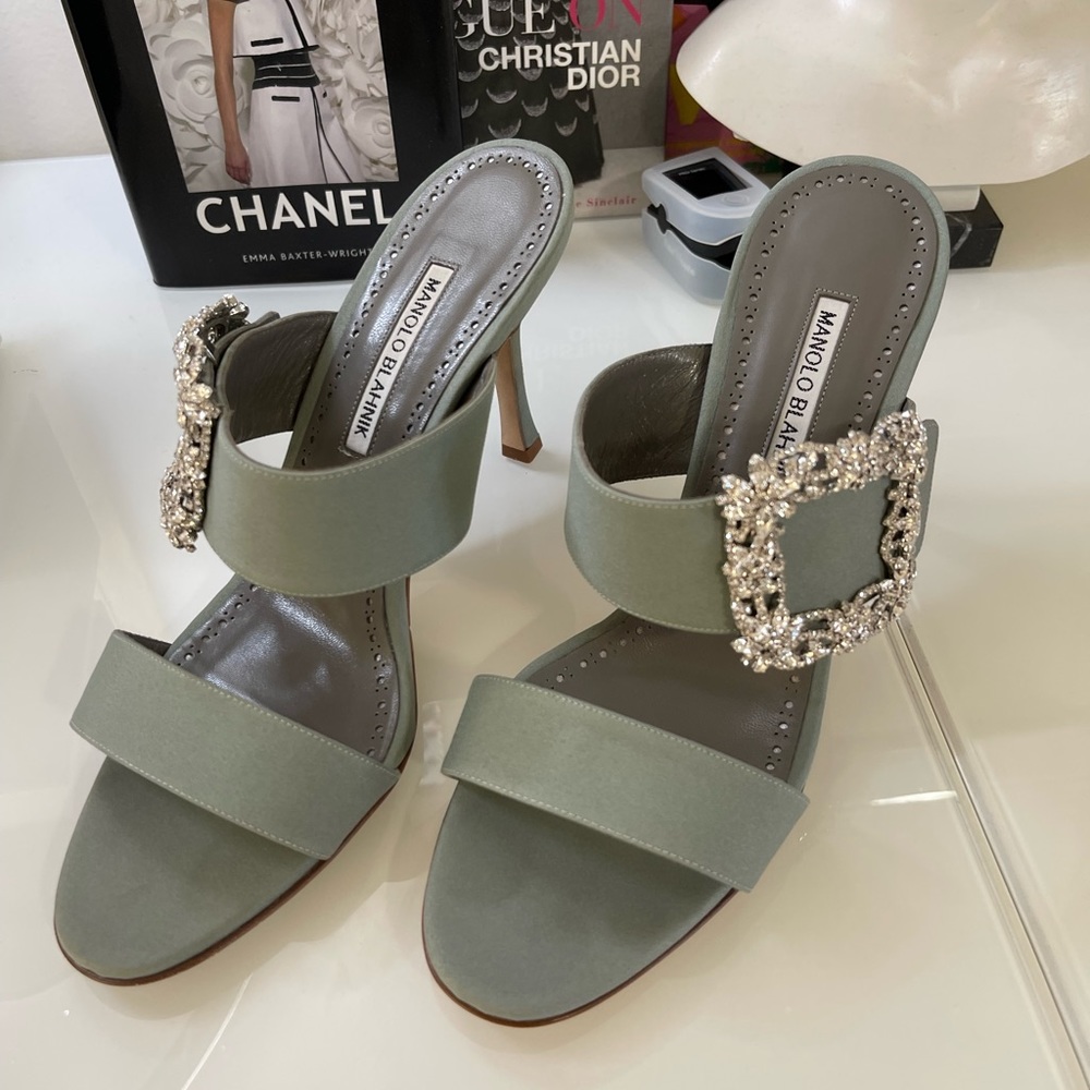 Manolo blahnik.